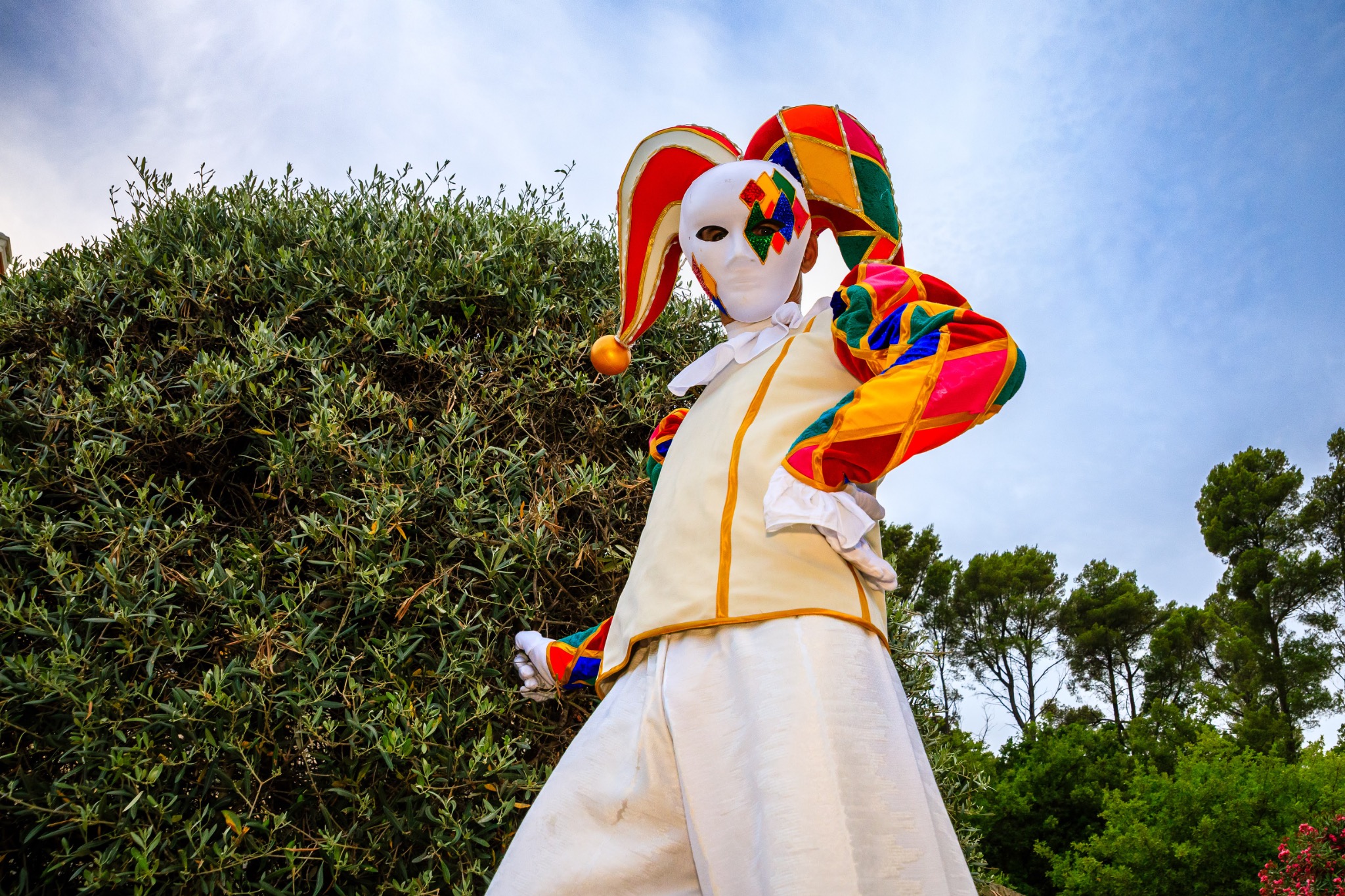 Costumed performer at the Seillans party